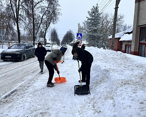 Студенты Подмосковного института (филиала) МАДИ приняли участие в уборке территории института