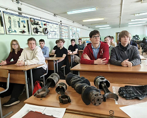 Экскурсия школьников в лабораторию МАДИ: теория и практика в действии